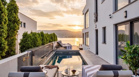 Patio, Day, Natural landscape, Bird's eye view, View (from property/room), Balcony/Terrace, Photo of the whole room, Seating area, Garden view, Mountain view, Pool view, Sea view, Swimming pool, Quiet street view, Inner courtyard view, sunbed, towels
