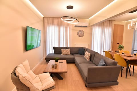 Communal lounge/ TV room, TV and multimedia, Living room, Seating area, Evening entertainment, air conditioner
