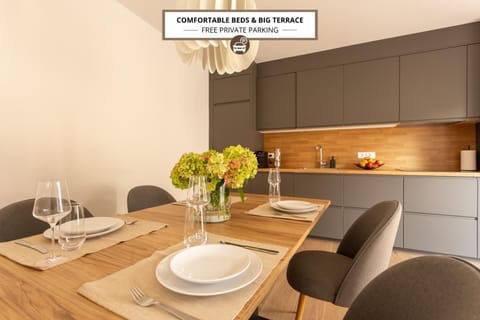 Kitchen or kitchenette, Dining area