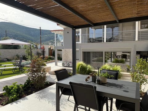 Property building, Patio, Day, Natural landscape, Garden, Garden view