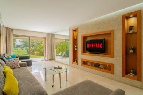 Communal lounge/ TV room, TV and multimedia, Living room, Seating area, Evening entertainment
