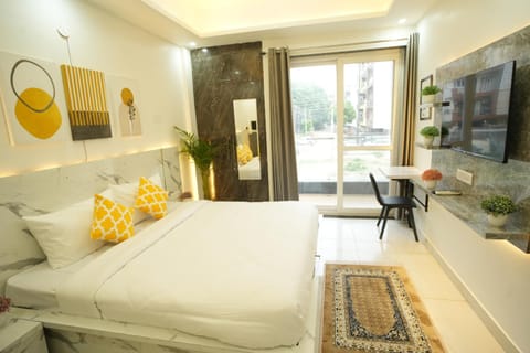 Bed, TV and multimedia, Photo of the whole room, Seating area, Bedroom