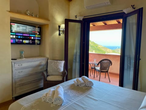 Bed, Natural landscape, TV and multimedia, View (from property/room), Balcony/Terrace, Photo of the whole room, Bedroom, Sea view, towels, air conditioner