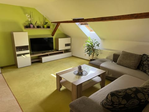 TV and multimedia, Living room, Evening entertainment