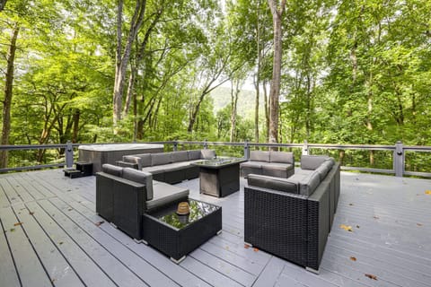 Luxe Smoky Mountains Cabin with Hot Tub and Views! Cabin in Waynesville