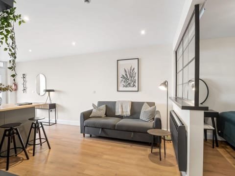 Living room, Seating area, internet