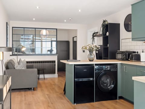 Coffee/tea facilities, Kitchen or kitchenette, Seating area, microwave, toaster, washing machine