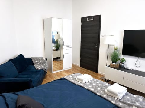 Bed, TV and multimedia, Photo of the whole room, Evening entertainment, Bedroom, wardrobe