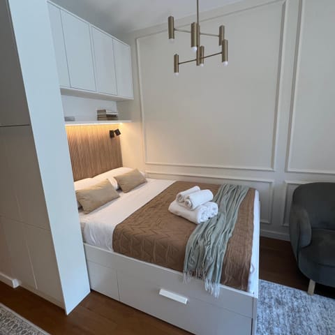 Bed, Bedroom, towels