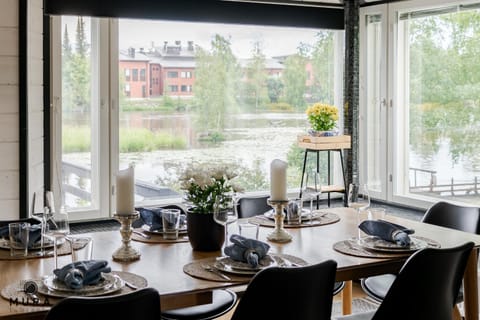 Villa Gaia! - Luxury villa with jacuzzi and beach close to trainstation 10 minutes from Tampere city! 1,5 hours to Helsinki Villa in Finland