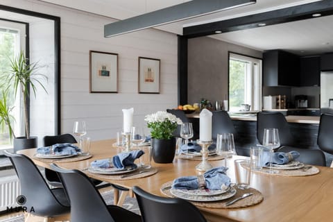 Villa Gaia! - Luxury villa with jacuzzi and beach close to trainstation 10 minutes from Tampere city! 1,5 hours to Helsinki Villa in Finland