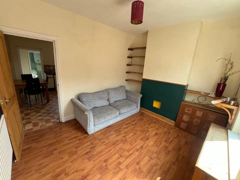 2 bedroom house in NG7 Apartment in Nottingham