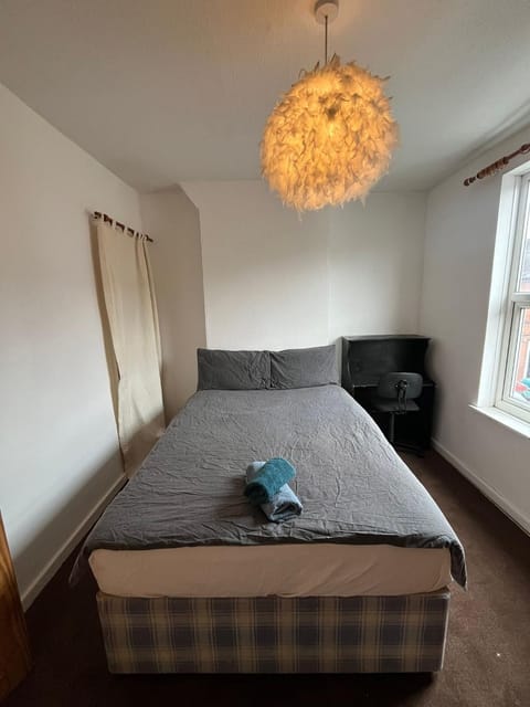 2 bedroom house in NG7 Apartment in Nottingham