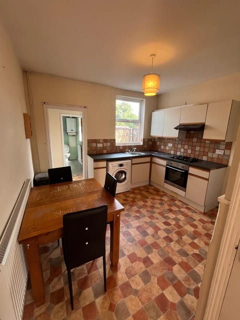 2 bedroom house in NG7 Apartment in Nottingham