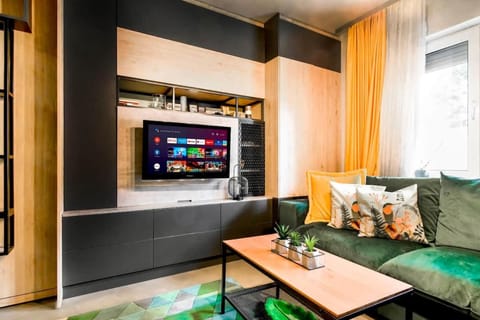 Compact Studio for Digital Nomads, Fast WiFi, AC Apartment in Sofia
