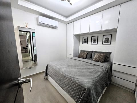 Staff, Photo of the whole room, Guests, air conditioner