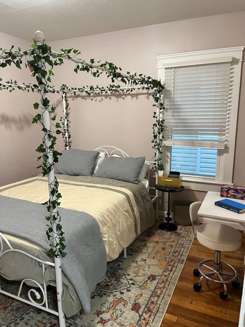 Garden Whisper Cozy Chamber House in Cleveland Heights