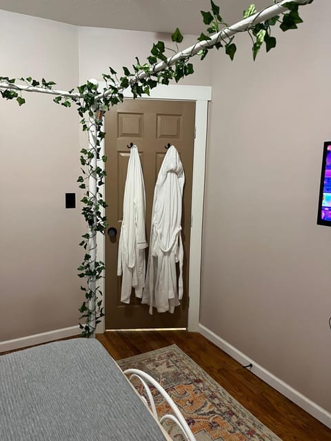 Garden Whisper Cozy Chamber House in Cleveland Heights