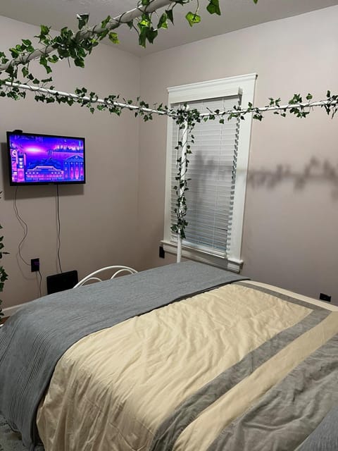 Garden Whisper Cozy Chamber House in Cleveland Heights