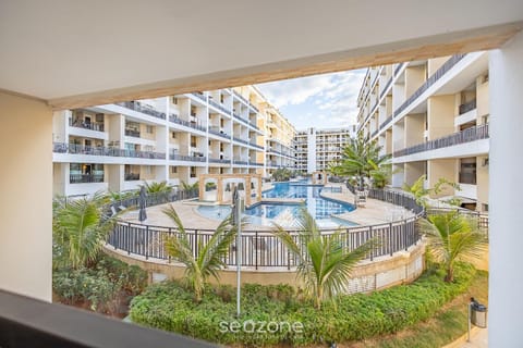 Facade/entrance, Swimming pool