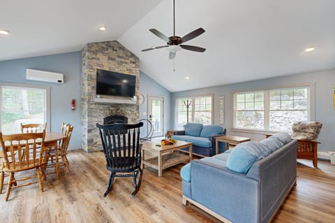 Tree Tops House House in Gilford