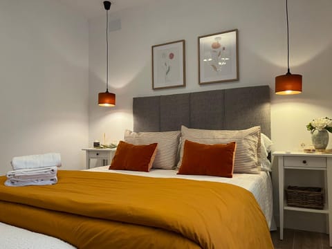 Bed, Bedroom, towels