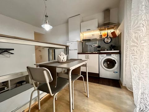 Kitchen or kitchenette, Dining area, stove, washing machine