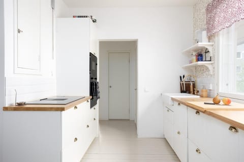 Kitchen or kitchenette, oven, stove