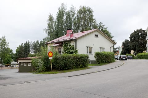 Property building, Day, Street view, Location, Parking