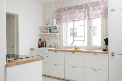 Kitchen or kitchenette, dishwasher, stove