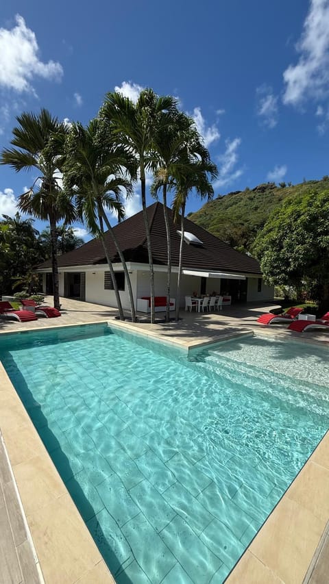 Property building, Natural landscape, Mountain view, Pool view, Swimming pool, sunbed