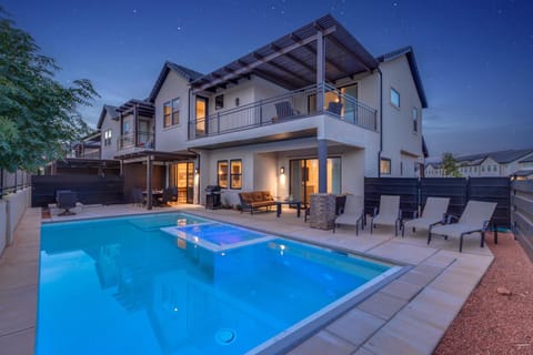 Oasis at Ocotillo 48 Private Pool and Spa! Ping Pong table Nintendo Switch & Resort pool House in Santa Clara