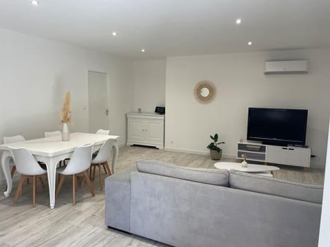 Communal lounge/ TV room, TV and multimedia, Dining area, air conditioner