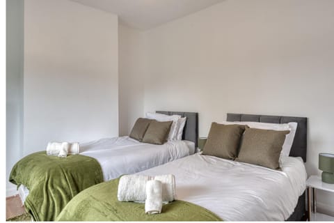 Property building, Bed, Bedroom, internet, internet, internet