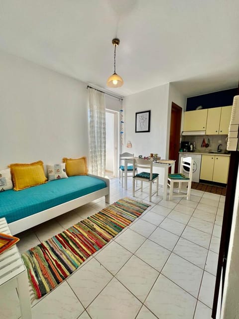 Bed, Kitchen or kitchenette, Living room, Seating area, Dining area