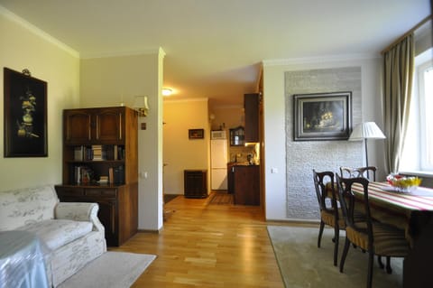 Photo of the whole room, Seating area