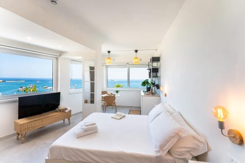 Communal lounge/ TV room, Bed, Natural landscape, TV and multimedia, Living room, Photo of the whole room, Seating area, Evening entertainment, Bedroom, Sea view