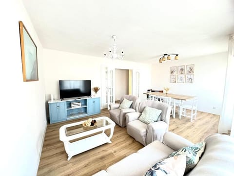 Communal lounge/ TV room, TV and multimedia, Living room