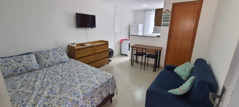 Bed, TV and multimedia, Living room, Seating area, Dining area, Bedroom