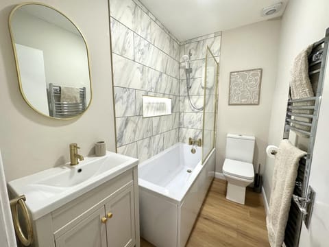 Shower, Toilet, Bathroom, Bath, towels