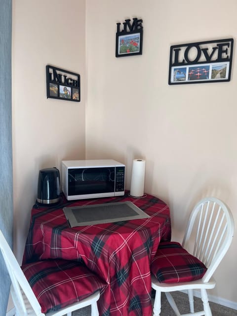 Seating area, Dining area, microwave