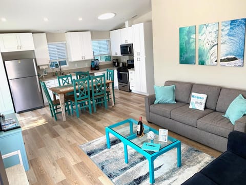 Communal lounge/ TV room, Kitchen or kitchenette, Living room, Seating area, Dining area, oven, stove