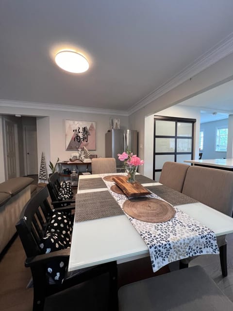 Vancouver airport 7mins away joy room Vacation rental in Richmond