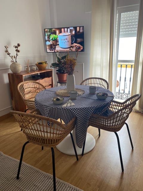 TV and multimedia, Living room, Seating area, Dining area