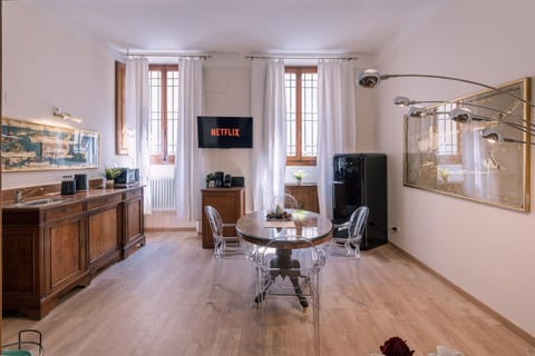 TV and multimedia, Kitchen or kitchenette, Dining area, stove