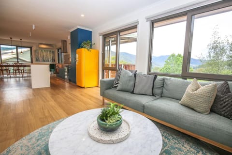 Natural landscape, Living room, Seating area, Dining area, Mountain view, heating, kitchen