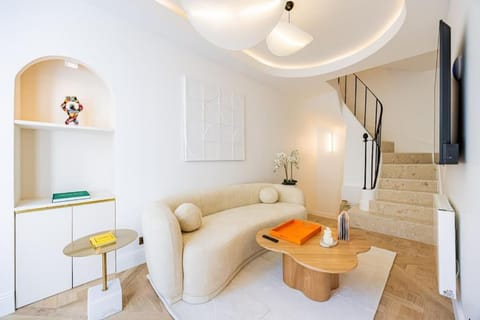 Townhouse Sacrée cœur Place du Tertre Montmartre Apartment in Paris