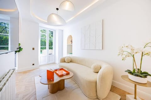 Townhouse Sacrée cœur Place du Tertre Montmartre Apartment in Paris