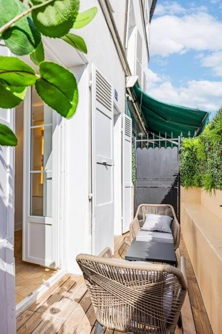 Townhouse Sacrée cœur Place du Tertre Montmartre Apartment in Paris