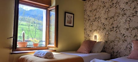 Bed, Natural landscape, Photo of the whole room, Bedroom, Mountain view